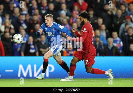 John Lundstram des Rangers (à gauche) et Joe Gomez de Liverpool se battent pour le ballon lors du match a de l'UEFA Champions League Group au stade Ibrox, à Glasgow. Date de la photo: Mercredi 12 octobre 2022. Banque D'Images