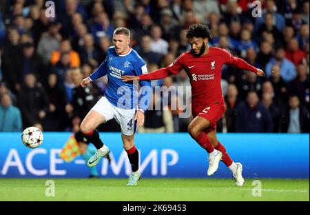 John Lundstram des Rangers (à gauche) et Joe Gomez de Liverpool se battent pour le ballon lors du match a de l'UEFA Champions League Group au stade Ibrox, à Glasgow. Date de la photo: Mercredi 12 octobre 2022. Banque D'Images