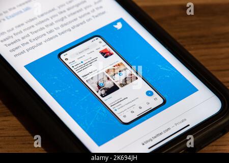 Un post de blog sur les nouvelles fonctionnalités de Twitter "l'affichage immersif et la découverte facile" et "vidéos pour vous" sur un site de blog Twitter sur un iPhone. Banque D'Images