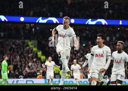 Londres, Royaume-Uni. 12th octobre 2022. Harry Kane, de Tottenham Hotspur, célèbre son but lors du match de football de la Premier League anglaise entre Tottenham Hotspur et Everton au stade Tottenham Hotspur de Londres, en Grande-Bretagne, du 15th au 24 octobre 2022. Crédit : action Foto Sport/Alamy Live News Banque D'Images