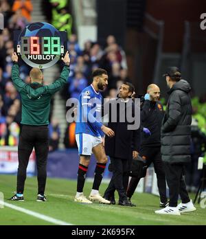 Connor Goldson des Rangers se blesse alors qu'il parle avec le Manager Giovanni van Bronckhorst lors du match a du groupe de la Ligue des champions de l'UEFA au stade Ibrox, à Glasgow. Date de la photo: Mercredi 12 octobre 2022. Banque D'Images