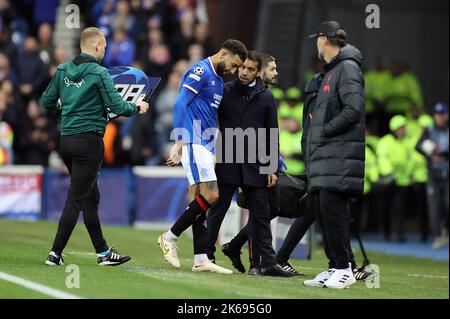 Connor Goldson des Rangers se blesse alors qu'il parle avec le Manager Giovanni van Bronckhorst lors du match a du groupe de la Ligue des champions de l'UEFA au stade Ibrox, à Glasgow. Date de la photo: Mercredi 12 octobre 2022. Banque D'Images