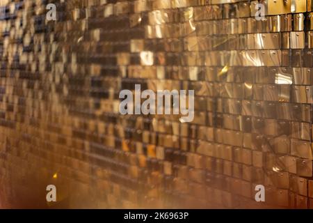 Mur doré orné de sequins lumineux pour une décoration intérieure luxueuse. Banque D'Images