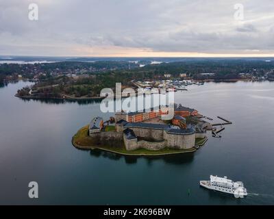 Vaxholm, Suède - 12 30 2020: Château de Vaxholm d'en haut. Archipel de Stockholm. Tir de drone de cette ancienne fortification. Lumière du jour. Banque D'Images