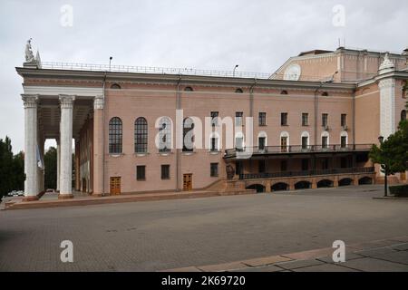 Bishkek, Kirghizistan - 11 septembre 2022 : Opéra de Bishkek, construit dans le style socialiste sowjet, ouvert en 1955 Banque D'Images