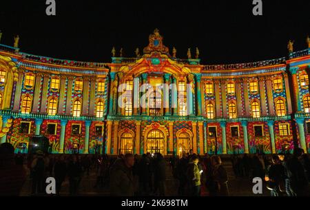 Berlin, Allemagne. 12th octobre 2022. Berlin, Allemagne, Europe. Les foules affluent vers le célèbre bâtiment du centre-ville de Berlin pour observer les projections lumineuses colorées de l'événement Festival of Lights. ARCHITEKTURINSZENIERUNG Icon Where Faculté de droit de l'Université Humboldt – Bebelplatz, Bebelplatz 2, 10117 Berlin l'ancienne bibliothèque royale est connue sous le nom de commode. Il abrite aujourd'hui la faculté de droit de l'Université Humboldt de Berlin. Dans le festival, la magnifique façade montre sa splendeur dans des couleurs vives et audacieuses avec une mise en scène architecturale Credit: phil wilkinson/Alay Live New Banque D'Images