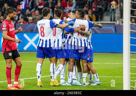 Leverkusen, Allemagne. 12th octobre 2022. LEVERKUSEN, ALLEMAGNE - OCTOBRE 12 : Mehdi Taremi du FC Porto, les joueurs du FC Porto fêtent après avoir mis le deuxième but au cours du match du groupe B de la Ligue des champions de l'UEFA entre Bayer 04 Leverkusen et le FC Porto au BayArena sur 12 octobre 2022 à Leverkusen, Allemagne (photo de Joris Verwijst/Orange Pictures) Credit: Orange pics BV/Alay Live News Banque D'Images