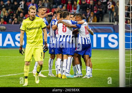 Leverkusen, Allemagne. 12th octobre 2022. LEVERKUSEN, ALLEMAGNE - OCTOBRE 12 : Mehdi Taremi du FC Porto, les joueurs du FC Porto fêtent après avoir mis le deuxième but au cours du match du groupe B de la Ligue des champions de l'UEFA entre Bayer 04 Leverkusen et le FC Porto au BayArena sur 12 octobre 2022 à Leverkusen, Allemagne (photo de Joris Verwijst/Orange Pictures) Credit: Orange pics BV/Alay Live News Banque D'Images