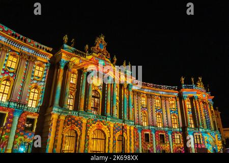 Berlin, Allemagne. 12th octobre 2022. Berlin, Allemagne, Europe. Les foules affluent vers le célèbre bâtiment du centre-ville de Berlin pour observer les projections lumineuses colorées de l'événement Festival of Lights. ARCHITEKTURINSZENIERUNG Icon Where Faculté de droit de l'Université Humboldt – Bebelplatz, Bebelplatz 2, 10117 Berlin l'ancienne bibliothèque royale est connue sous le nom de commode. Il abrite aujourd'hui la faculté de droit de l'Université Humboldt de Berlin. Dans le festival, la magnifique façade montre sa splendeur dans des couleurs vives et audacieuses avec une mise en scène architecturale Credit: phil wilkinson/Alay Live New Banque D'Images