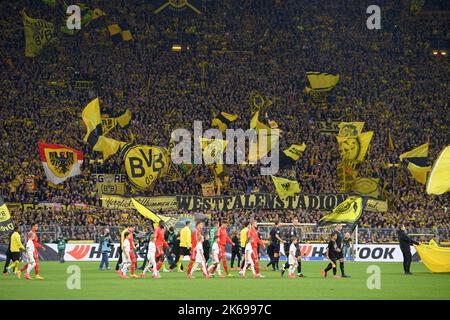 Feature, entrée des deux équipes dans le signal-Iduna-Park, Westfalenstadion, football 1st Bundesliga, 09th match day, Borussia Dortmund (DO) - FC Bayern Munich (M) 2: 2, on 8 octobre 2022 à Dortmund/Allemagne. #La réglementation DFL interdit toute utilisation de photographies comme séquences d'images et/ou quasi-vidéo # © Banque D'Images