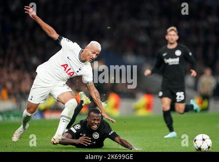 Richarlison de Tottenham Hotspur (à gauche) et Eintracht Evan n'Dicka de Francfort se battent pour le ballon lors du match du groupe D de la Ligue des champions de l'UEFA au Tottenham Hotspur Stadium, Londres. Date de la photo: Mercredi 12 octobre 2022. Banque D'Images