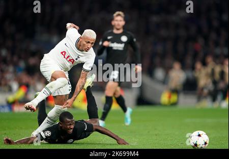 Richarlison de Tottenham Hotspur (à gauche) et Eintracht Evan n'Dicka de Francfort se battent pour le ballon lors du match du groupe D de la Ligue des champions de l'UEFA au Tottenham Hotspur Stadium, Londres. Date de la photo: Mercredi 12 octobre 2022. Banque D'Images