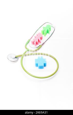 Endoscope avec un homme et une femme en plus d'une croix bleue sur un fond blanc avec espace pour le texte dans le contexte de télécare et médical a distant Banque D'Images