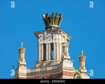 Moscou, Russie - 1 mai 2019: Lomonosov Université d'Etat de Moscou, bâtiment principal, le sommet d'une des tours d'horloge Banque D'Images