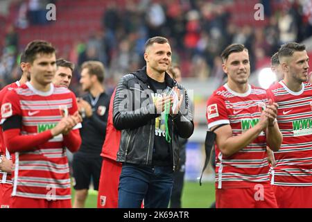 Le gardien de but blessé Rafal GIKIEWICZ (FC Augsburg) après la fin du match avec withplayer. Football 1st Bundesliga saison 2022/2023, 9th match, matchday09, FC Augsbourg - VFL Wolfsburg 1-1 on 8 octobre 2022, WWK ARENA Augsbourg. ? Banque D'Images