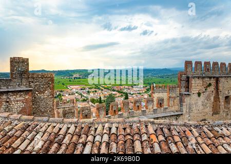 Ville de Soave et vignobles des remparts de son château médiéval Castello di Soave. Vue sur les Monts de Lessini et la vallée du po sur un jour nuageux i Banque D'Images