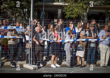 Madrid, Espagne. 12th octobre 2022. Plusieurs personnes se rassemblent derrière un treillis métallique pour assister au défilé militaire de l'armée espagnole. L'Espagne célèbre ses fêtes nationales ainsi que la commémoration de l'arrivée de Christophe Colomb dans le nouveau monde avec le défilé traditionnel des forces armées à Madrid. (Photo par Luis Soto/SOPA Images/Sipa USA) crédit: SIPA USA/Alay Live News Banque D'Images