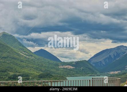 Montagnes italiennes au-dessus du lac, lac Barrea, ciel nuageux, paysage Banque D'Images