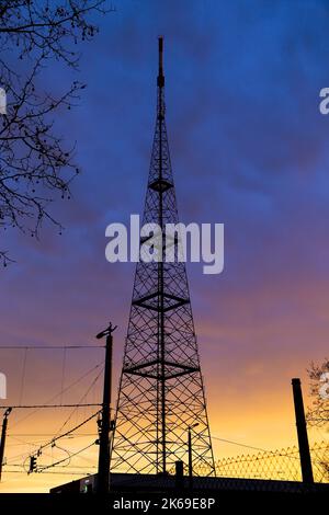 Une tour de communication au coucher du soleil Banque D'Images