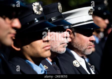 New York, États-Unis. 12th octobre 2022. Membres en uniforme du Service des incendies de la ville de New York à la cérémonie annuelle du jour du souvenir du Service des incendies de la ville de New York (FDNY). Crédit : SOPA Images Limited/Alamy Live News Banque D'Images