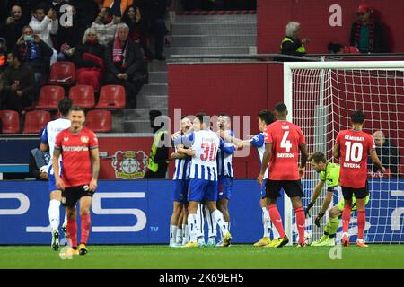 Leverkusen, Allemagne. 12th octobre 2022. Soccer: Ligue des champions, Bayer Leverkusen - FC Porto, Groupe Stage, Groupe B, Journée de rencontre 4 à BayArena, les joueurs de Porto célèbrent après que Mehdi Taremi (3rd de gauche) a marqué le but 0:2. Credit: Marius Becker/dpa/Alay Live News Banque D'Images