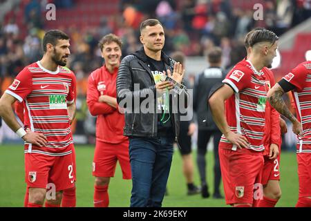 Le gardien de but blessé Rafal GIKIEWICZ (FC Augsbourg) après la fin du match sur le terrain avec Daniel CALIGIURI (FC Augsburg), Ermedin DEMIROVIC (FC Augsbourg). Football 1st Bundesliga saison 2022/2023, 9th match, matchday09, FC Augsbourg - VFL Wolfsburg 1-1 on 8 octobre 2022, WWK ARENA Augsbourg. ? Banque D'Images