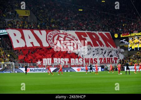 Dortmund, Allemagne. 08th octobre 2022. Chorégraphie des fans de Munich avant le match dans le bloc invité, choreo, fan, fans, spectateurs, Supporters, ultra, ultras, football 1st Bundesliga, 9th match day, Borussia Dortmund (DO) - FC Bayern Munich (M) 2:2, on 08.10.2022 à Dortmund/Allemagne. © Credit: dpa/Alay Live News Banque D'Images