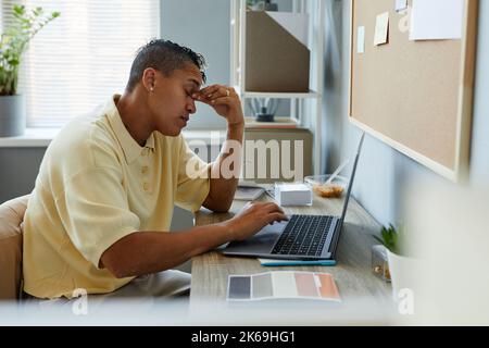 Portrait de la femme noire épuisée sur le lieu de travail au bureau avec les yeux fermés Banque D'Images