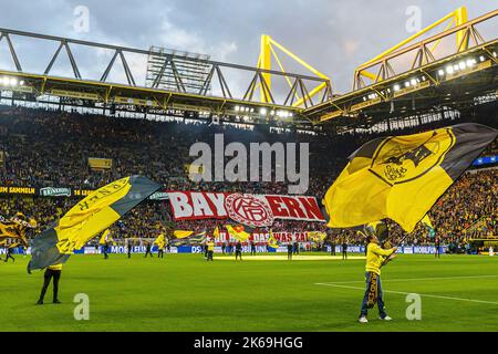 Dortmund, Allemagne. 17th septembre 2022. Firo : 10/08/2022, football, 1st ligue, 1st Bundesliga, Saison 2022/2023, BVB Borussia Dortmund - FC Bayern Munich Muenchen signal Iduna Stadion avec FC Bayern Munich chorégraphie courbe de ventilateur, bloc de ventilateur, crédit: dpa/Alamy Live News Banque D'Images