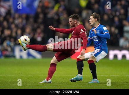 Andrew Robertson de Liverpool et Scott Wright des Rangers lors du match de l’UEFA Champions League Group A au stade Ibrox de Glasgow. Date de la photo: Mercredi 12 octobre 2022. Banque D'Images