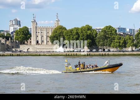 Hors-bord touristique passant par la Tour de Londres sur la Tamise, Londres Angleterre Royaume-Uni Banque D'Images