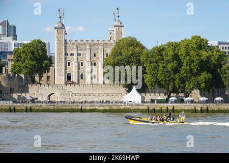 Hors-bord touristique passant par la Tour de Londres sur la Tamise, Londres Angleterre Royaume-Uni Banque D'Images