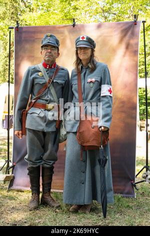 28 août 2022 Villa Varda Brugnera, Italie : reconstruction de la première guerre mondiale. Femme habillée dans les uniformes de l'infirmière de l'armée italienne et Banque D'Images