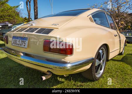 Véhicule Volkswagen Karmann-Ghia 1975 exposé au salon des voitures d'époque. Produit par Volkswagen, conçu par la société italienne Carrozzeria Ghia. Banque D'Images