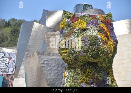 Bilbao, Espagne - 15 avril 2022 : Puppy, une sculpture topiaire de l'artiste Jeff Koons, se dresse devant le musée Guggenheim de Bilbao, Espagne Banque D'Images