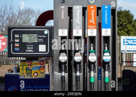 Pompe à essence et diesel à la station-service, Londres, Angleterre, Royaume-Uni, Royaume-Uni Banque D'Images