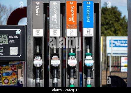 Pompe à essence et diesel à la station-service, Londres, Angleterre, Royaume-Uni, Royaume-Uni Banque D'Images