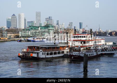 Butler's Wharf Pier sur la Tamise avec les gratte-ciel de Canary Wharf en arrière-plan, Londres Angleterre Royaume-Uni Banque D'Images
