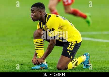 Dortmund, Allemagne. 17th septembre 2022. Firo : 10/08/2022, football, 1st ligue, 1st Bundesliga, Saison 2022/2023, BVB Borussia Dortmund - FC Bayern Munich Muenchen Youssoufa Moukoko (Borussia Dortmund) lie sa chaussure crédit: dpa/Alay Live News Banque D'Images