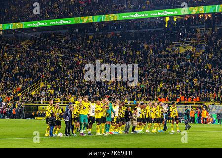 Dortmund, Allemagne. 17th septembre 2022. Firo : 08.10.2022, football, football, 1st ligue, 1st Bundesliga, Saison 2022/2023, BVB Borussia Dortmund - FC Bayern Munich l'équipe de Borussia Dortmund dernière jubilation, émotion, jubilation, crédit: dpa/Alamy Live News Banque D'Images