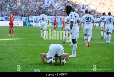 Jubilation Ramy BENSEBAINI (MG) après son but à 4:1, geste, geste, embrasse le terrain Soccer 1st Bundesliga, 09th jour de match, Borussia Monchengladbach (MG) - FC Cologne (K), on 9 octobre 2022 à Borussia Monchengladbach/ Allemagne. #La réglementation DFL interdit toute utilisation de photographies comme séquences d'images et/ou quasi-vidéo # © Banque D'Images