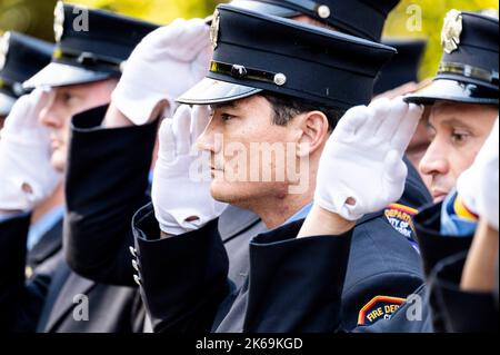 New York, États-Unis. 12 octobre 2022, New York, New York, États-Unis : membres en uniforme du service des incendies de la ville de New York saluant à la cérémonie annuelle du jour du souvenir du service des incendies de la ville de New York (FDNY). (Credit image: © Michael Brochstein/ZUMA Press Wire) Credit: ZUMA Press, Inc./Alamy Live News Banque D'Images