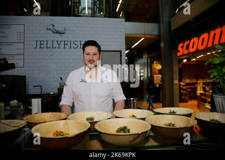 Stefan Fäth BEI der Eröffnung der jellyfish-Bude - Fischbrötchen vom Sternekoch in der Europa-passage. Hambourg, 30.09.2022 Banque D'Images