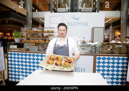 Stefan Fäth BEI der Eröffnung der jellyfish-Bude - Fischbrötchen vom Sternekoch in der Europa-passage. Hambourg, 30.09.2022 Banque D'Images