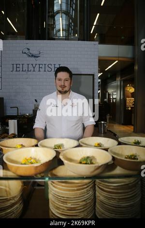 Stefan Fäth BEI der Eröffnung der jellyfish-Bude - Fischbrötchen vom Sternekoch in der Europa-passage. Hambourg, 30.09.2022 Banque D'Images