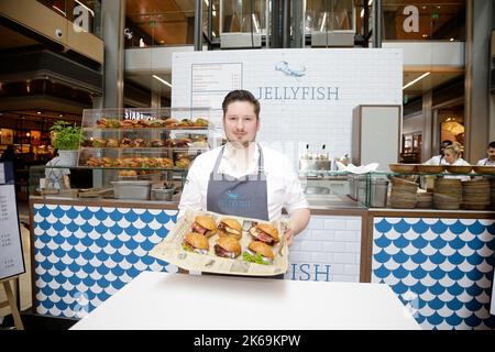 Stefan Fäth BEI der Eröffnung der jellyfish-Bude - Fischbrötchen vom Sternekoch in der Europa-passage. Hambourg, 30.09.2022 Banque D'Images