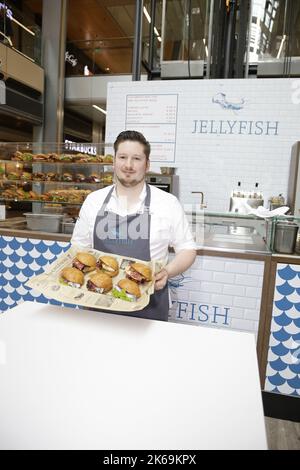 Stefan Fäth BEI der Eröffnung der jellyfish-Bude - Fischbrötchen vom Sternekoch in der Europa-passage. Hambourg, 30.09.2022 Banque D'Images