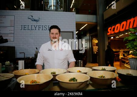 Stefan Fäth BEI der Eröffnung der jellyfish-Bude - Fischbrötchen vom Sternekoch in der Europa-passage. Hambourg, 30.09.2022 Banque D'Images