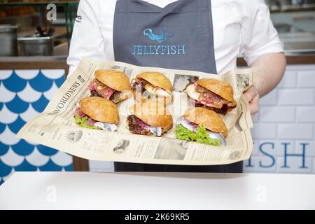 Stefan Fäth BEI der Eröffnung der jellyfish-Bude - Fischbrötchen vom Sternekoch in der Europa-passage. Hambourg, 30.09.2022 Banque D'Images