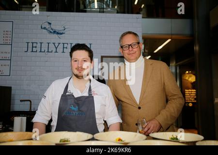 Stefan Fäth und Jörg Harengerd BEI der Eröffnung der jellyfish-Bude - Fischbrötchen vom Sternekoch in der Europa-passage. Hambourg, 30.09.2022 Banque D'Images